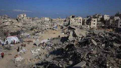 Israeli Armored Vehicles Advance into Major Gaza City Residential Area